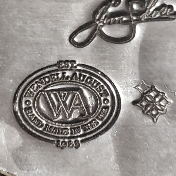 Beautiful Jim Shore and Wendell August Forge Santa in Sleigh Ornament - Picture 4 of 10